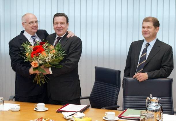 Bundeskanzler Gerhard Schroeder, SPD, gratuliert Gerhard Boekel zur Landtagswahl in Hessen. Rechts SPD-Generalsekretaer Olaf Scholz . SPD- Praesidium. Berlin , den 03.02.2003 Berlin Deutschland Copyright: xThomasxImox