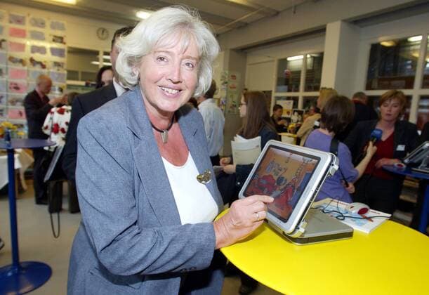 Bundesfamilienministerin Renate Schmidt , SPD , bei der Vorstellung der Bildungsinitiative Schlaumaeuse von Microsoft-Deutschland in einer Kita in Berlin-Kreuzberg . Berlin , 13.05.2003 , Berlin Deutschland Copyright: xThomasxKoehlerx
