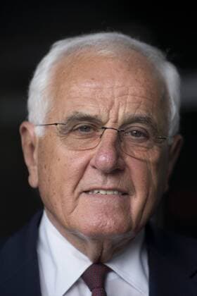 Prof. Dr. Peter Hartz DEU, Deutschland, Germany, Berlin, 09.05.2017 Prof. Dr. Peter Hartz, Vorsitzender der Regierungskommission fuer Moderne Dienstleistungen am Arbeitsmarkt 2002 in Berlin. Portrait Prof. Dr. Peter Hartz, policy adviser and founder of the Hartz IV reform in Germany, Agenda 2010, in Berlin