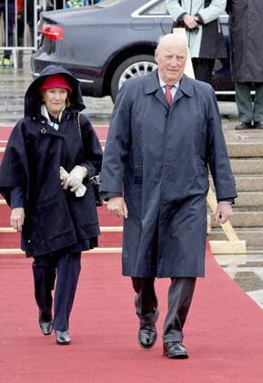 10-05-2017 Norway Royal guests arrive for a lunch at the Royal Yacht, Norge, to celebrate the 80th birthdays of King Harald V and Queen Sonja in Oslo.  Copyright: xppe nieboerx