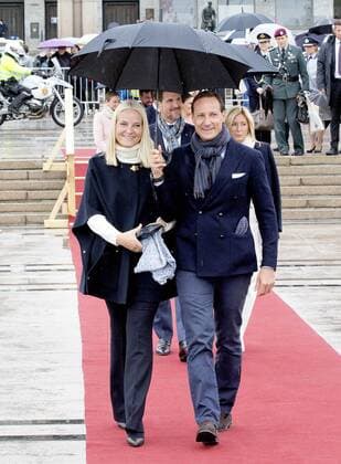 10-05-2017 Norway Royal guests arrive for a lunch at the Royal Yacht, Norge, to celebrate the 80th birthdays of King Harald V and Queen Sonja in Oslo. Prince Haakon and Princess Mette Marit  Copyright: xppe nieboerx