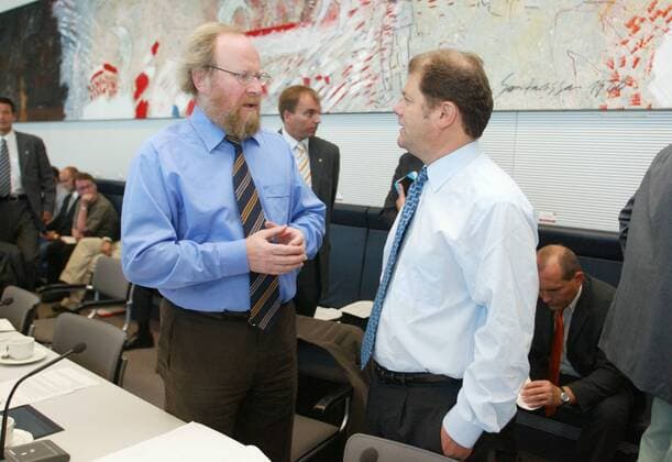 Bundestagspraesident Wolfgang Thierse (l) und SPD-Generalsekretaer Olaf Scholz vor Beginn einer Sondersitzung der SPD - Fraktion . Berlin , 26.08.2003, Berlin Deutschland Copyright: xThomasxKoehlerx