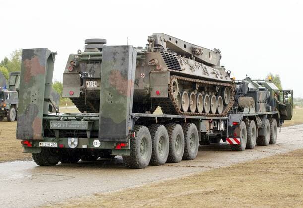 Ein Bergepanzer 2 auf einem Schwerlasttransporter SLT 50-3 Elephant . Ulm, den 08.09.2003 Ulm Deutschland Copyright: xThomasxImox