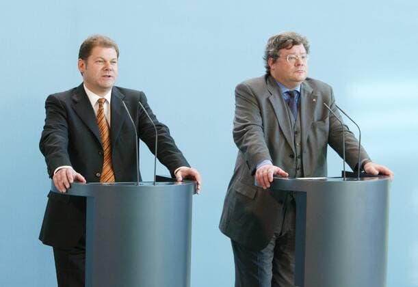 Olaf Scholz (l), SPD Generalsekretaer , und Reinhard Buetikofer , Parteivorsitzender Gruene , auf einer Pressekonferenz nach Beratungen der rot-gruenen Koalition im_Bundeskanzleramt . Berlin , 13.10.2003 , Berlin Deutschland Copyright: xThomasxKoehlerx