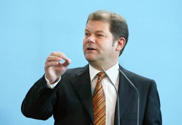 Olaf Scholz , SPD Generalsekretaer , auf einer Pressekonferenz nach Beratungen der rot-gruenen Koalition im_Bundeskanzleramt . Berlin , 13.10.2003 , Berlin Deutschland Copyright: xThomasxKoehlerx