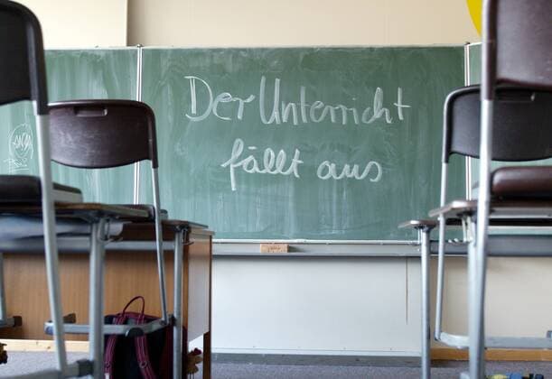 Der Unterricht faellt aus , steht auf einer Schultafel geschrieben . Radevormwald , Deutschland . Blackboard . Radevormwald , Germany . 30.03.2004 , Radevormwald DEU Deutschland Copyright: xThomasxImox