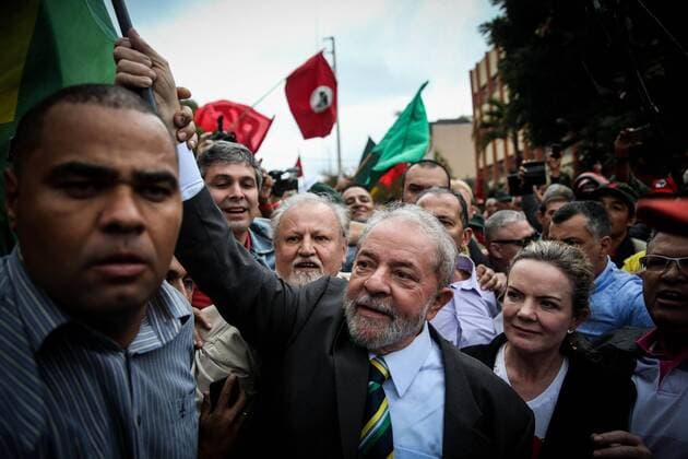 Former Brazilian president Luiz Inacio Lula da Silva (C) arrives to the Federal Court of Justice escorted by sympathizers in Curitiba, Parana, Brazil, 10 May 2017. Brazil s Supreme Court of Justice (SCJ) denied the request of Lula s defense to suspend his interrogation by justice Moro on a corruption case. JUSTICE DENIES LULA S REQUEST TO SUSPEND INTERROGATION !ACHTUNG: NUR REDAKTIONELLE NUTZUNG!  Copyright: xFERNANDOxBIZERRAxJRx CUR001 20170510-636300410787093938