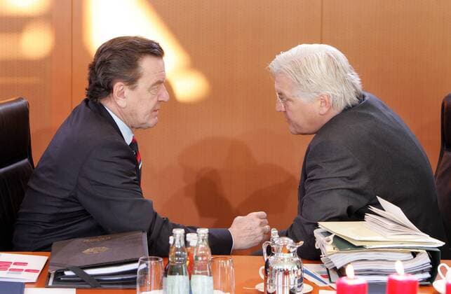 Bundeskanzler Gerhard Schroeder , SPD , im Gespraech mit Kanzleramtsminister Frank-Walter Steinmeier (re) , Berlin , den 15.12.2004 , Berlin Deutschland Copyright: xThomasxImox