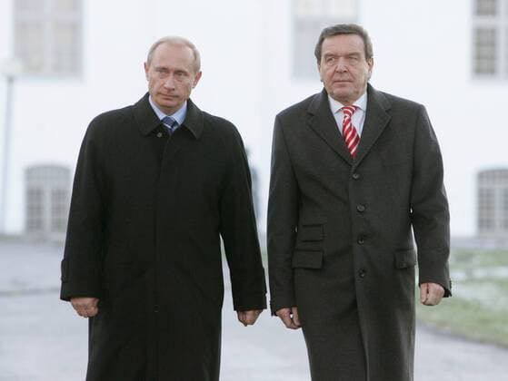Bundeskanzler Gerhard Schroeder (r), SPD, und der russische Praesident Wladimir Putin bei einem Spaziergang auf Schloss Gottorf anlaesslich der Deutsch-Russischen Regierungskonsultationen . 21.12.2004, Schleswig Deutschland Copyright: xThomasxKoehxlerx