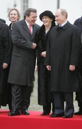 Bundeskanzler Gerhard Schroeder (l), SPD, der russische Praesident Wladimir Putin und Heide Simonis , SPD , Ministerpraesidentin von Schleswig-Holstein, auf Schloss Gottorf anlaesslich der Deutsch-Russischen Regierungskonsultationen . 21.12.2004, Schleswig Deutschland Copyright: xThomasxKoehxlerx