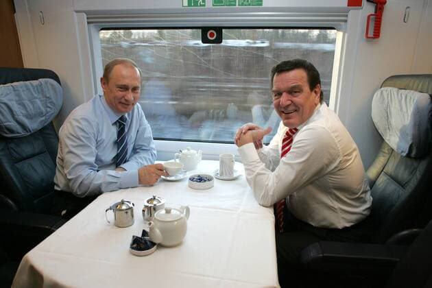 Bundeskanzler Gerhard Schroeder (r), SPD, und der russische Praesident Wladimir Putin fahren in einem ICE 3 von Hamburg nach Schleswig . Dort werden die Deutsch-Russischen Regierungskonsultationen auf Schloss Gottorf fortgefuehrt. 21.12.2004, xxx Deutschland Copyright: xThomasxKoehxlerx