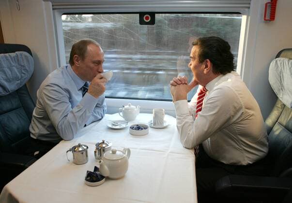Bundeskanzler Gerhard Schroeder (r), SPD, und der russische Praesident Wladimir Putin fahren in einem ICE 3 von Hamburg nach Schleswig . Dort werden die Deutsch-Russischen Regierungskonsultationen auf Schloss Gottorf fortgefuehrt. 21.12.2004, xxx Deutschland Copyright: xThomasxKoexhlerx