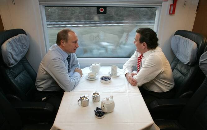Bundeskanzler Gerhard Schroeder (r), SPD, und der russische Praesident Wladimir Putin fahren in einem ICE 3 von Hamburg nach Schleswig . Dort werden die Deutsch-Russischen Regierungskonsultationen auf Schloss Gottorf fortgefuehrt. 21.12.2004, xxx Deutschland Copyright: xThomasxKoexhlerx