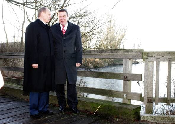 Bundeskanzler Gerhard Schroeder (r), SPD, und der russische Praesident Wladimir Putin bei einem Spaziergang auf Schloss Gottorf anlaesslich der Deutsch-Russischen Regierungskonsultationen . 21.12.2004, Schleswig Deutschland Copyright: xThomasxKoexhlerx
