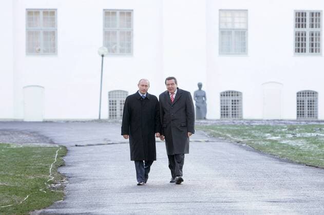 Bundeskanzler Gerhard Schroeder (r), SPD, und der russische Praesident Wladimir Putin bei einem Spaziergang auf Schloss Gottorf anlaesslich der Deutsch-Russischen Regierungskonsultationen . 21.12.2004, Schleswig Deutschland Copyright: x©xbyxU.xGrabowskyx