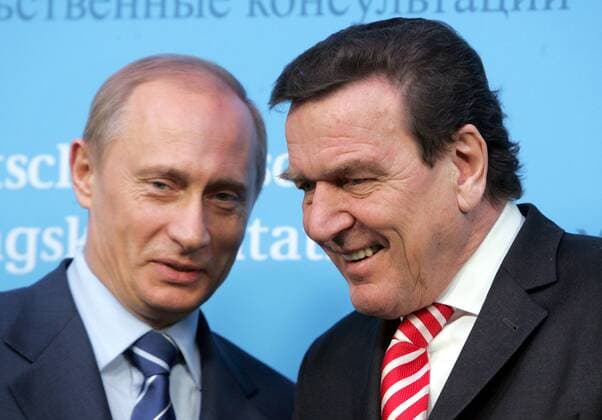 Bundeskanzler Gerhard Schroeder (r), SPD, und der russische Praesident Wladimir Putin auf Schloss Gottorf anlaesslich der Deutsch-Russischen Regierungskonsultationen . 21.12.2004, Schleswig Deutschland Copyright: x©xbyxU.xGrabowskyx