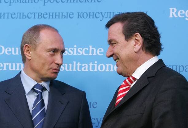 Bundeskanzler Gerhard Schroeder (r), SPD, und der russische Praesident Wladimir Putin auf Schloss Gottorf anlaesslich der Deutsch-Russischen Regierungskonsultationen . 21.12.2004, Schleswig Deutschland Copyright: xThomasxKoexhlerx