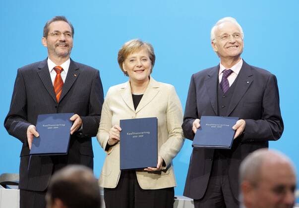 Unterzeichnung des Koalitionsvertages zwischen der SPD und der CDU CSU : V.l. SPD-Parteivorsitzender Matthias PLATZECK und die CDU-Parteivorsitzende und designierte Bundeskanzlerin Angela MERKEL und der CSU-Parteivorsitzende Edmund STOIBER . Berlin , den 18.11.2005 , Berlin Deutschland Copyright: xLiesaxJohannssenx