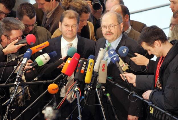 Jerzy MONTAG (l), ObMann der Gruenen , und Olaf SCHOLZ , ObMann der SPD , im Untersuchungsausschuss zur Visa-Affaere , hier umringt von Journalisten , Berlin , 17.02.2005 , Berlin Deutschland Copyright: xThomasxKxoxexhxlxxexr photothek.x