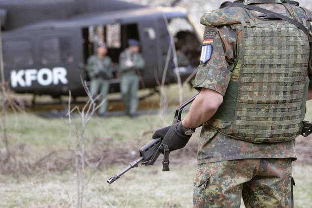 Deutsche KFOR-Soldaten bewachen das im Krieg zerstoerte Erzengel-Kloster in der Provinz Kosovo . Im Hintergrund ein Hubschrauber Bell UH 1D mit Besatzung . Serbien und Montenegro . 22.03.2005 , Prizren Serbien und Montenegro Copyright: xThomasxKoehxlerx