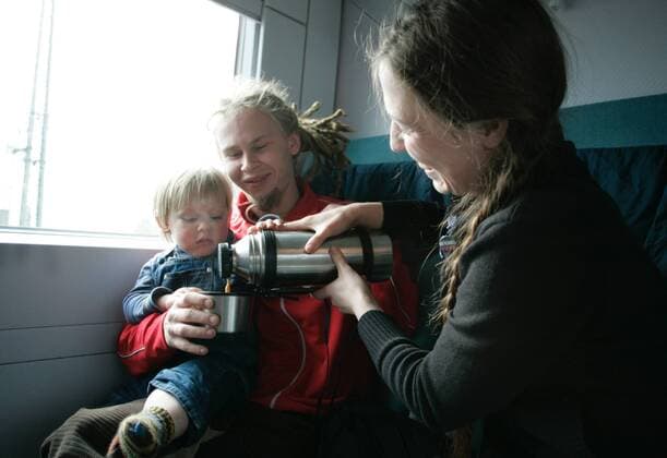 Junge Familie im Zug . Berlin , 27.04.2005 , Berlin Deutschland Copyright: xUtexGrabowskyx