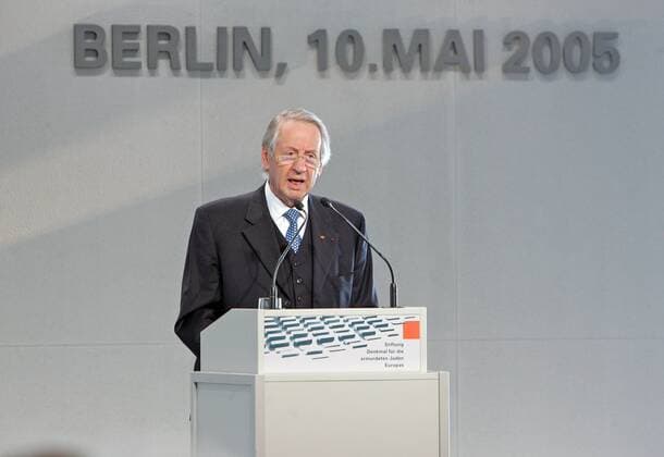 Paul SPIEGEL , Vorsitzender des Zentralrat der Juden in Deutschland , bei der Eroeffnung des Denkmals für die ermordeten Juden Europas . Berlin , 10.05.2005 , Berlin Deutschland Copyright: xThomasxImox