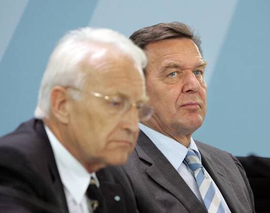 Edmund STOIBER (l), CSU Vorsitzender und Ministerpraesident von Bayern , und Bundeskanzler Gerhard SCHROEDER , SPD . Berlin , 27.06.2005 . , , Berlin Deutschland Copyright: xThomasxKoehxlerx