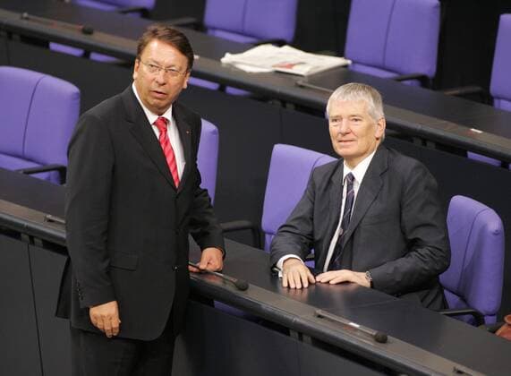 Klaus Uwe BENNETER (l), SPD - Genralsekretaer , und Bundesinnenminister Otto SCHILY , SPD , vor Beginn einer Bundestagssitzung , in der Schroeder den Abgeordneten die Vertrauensfrage stellt , um durch eine gezielte Niederlage Neuwahlen des Bundestags zu ermoeglichen . Berlin , 01.07.2005, , , Berlin Deutschland Copyright: xThomasxKoehxlerx