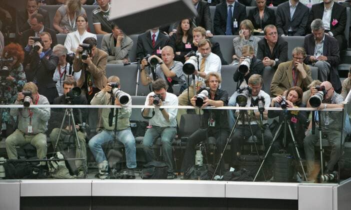 Vertrauensfrage im BUNDESTAG : Die ueberfuellte Pressetribuene waehrend der Rede von Bundeskanzler Gerhard Schroeder , SPD , im Bundestag . Schroeder stellt den Abgeordneten in der Sitzung die Vertrauensfrage , um durch eine gezielte Niederlage Neuwahlen des Bundestags zu ermoeglichen . Berlin , 01.07.2005, , , Berlin Deutschland Copyright: xThomasxKoehxlerx