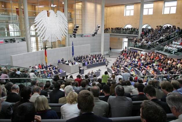 Uebersicht waehrend der Rede von Bundeskanzler Gerhard Schroeder , SPD , im Bundestag . Schroeder stellt den Abgeordneten die Vertrauensfrage , um durch eine gezielte Niederlage Neuwahlen des Bundestags ermoeglichen . Berlin , 01.07.2005, Berlin Deutschland Copyright: xThomasxKoehxlerx