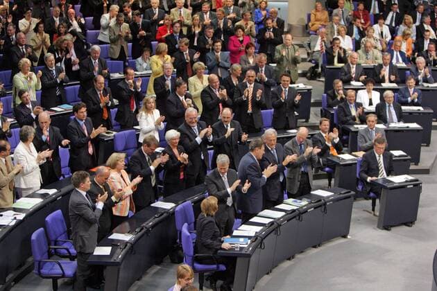Applaus der Abgeordneten der CDU CSU Fraktion nach der Rede der CDU - Vorsitzenden Angela Merkel im BUNDESTAG . Bundeskanzler Gerhard Schroeder , SPD , stellt den Abgeordneten in der Sitzung die Vertrauensfrage , um durch eine gezielte Niederlage Neuwahlen des Bundestags ermoeglichen . v.l. Angela Merkel , CDU-Vorsitzende , Norbert ROETTGEN , CDU , 1. Parlamentarischer Geschaeftsfuehrer , Michael GLOS , Vorsitzender der CSU -Landesgruppe , Peter RAMSAUER , , CSU , Norbert LAMMERT , CDU , Bundestagsvizepraesident . Berlin , 01.07.2005, , , Berlin Deutschland Copyright: xThomasxKoehxlerx
