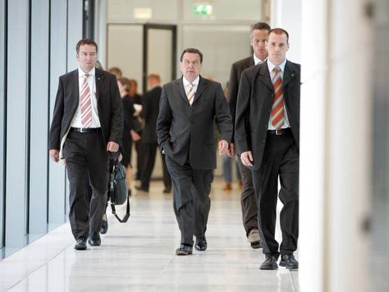 Bundeskanzler Gerhard Schroeder , SPD , auf dem Weg zu einer Sondersitzung der Gruenen Fraktion am Freitagmorgen . Schroeder wird am gleichen Tag im Bundestag die Vertrauensfrage stellen . Berlin , 01.07.2005 , , , Berlin Deutschland Copyright: xThomasxKoehxlerx