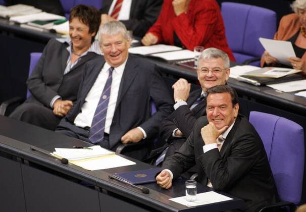 Ueber einen Versprecher von der CDU-Vorsitzenden Angela Merkel lachen Bundeskanzler Gerhard Schroeder (v.r.) , SPD , Bundesaussenminister Joschka Fischer , Gruene , Bundesinnenminister Otto Schily , SPD , und Bundesjustizministerin Brigitte Zypries , SPD , waehrend einer Bundestagssitzung , in der Schroeder den Abgeordneten die Vertrauensfrage stellt , um durch eine gezielte Niederlage Neuwahlen des Bundestags zu ermoeglichen . Berlin , 01.07.2005 , , , Berlin Deutschland Copyright: xThomasxKoehxlerx