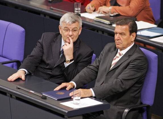 Bundeskanzler Gerhard Schroeder (r) , SPD , und Bundesaussenminister Joschka Fischer , Gruene , waehrend einer Bundestagssitzung , in der Schroeder den Abgeordneten die Vertrauensfrage stellt , um durch eine gezielte Niederlage Neuwahlen des Bundestags zu ermoeglichen . Berlin , 01.07.2005, , , Berlin Deutschland Copyright: xThomasxKoehxlerx
