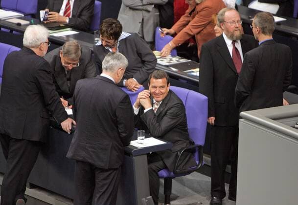 V.l. Gerd ANDRES , SPD , Parlamentarischer Staatssekretaer im Bundeswirtschaftsministerium , Bundeswirtschaftsminister Wolfgang CLEMENT , SPD , Bundesjustizministerin Brigitte ZYPRIES , SPD , Bundesaussenminister Joschka Fischer , Gruene , Bundeskanzler Gerhard Schroeder, SPD , Bundestagspraesident Wolfgang THIERSE , SPD , VOLKER BECK , 1. Parlamentarischer Geschaeftsfuehrer (PGF) der Gruenen Fraktion . Schroeder stellte den Abgeordneten die Vertrauensfrage , um durch eine gezielte Niederlage Neuwahlen des Bundestags zu ermoeglichen . Berlin , 01.07.2005 , , , Berlin Deutschland Copyright: xThomasxKoehxlerx