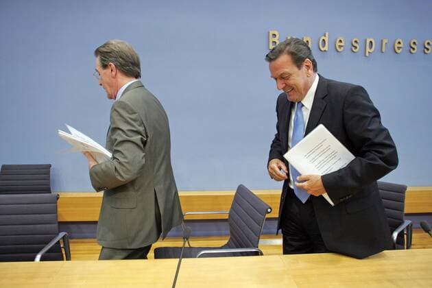 Franz MUENTEFERING (l), SPD - Parteivorsitzender und Bundeskanzler Gerhard SCHROEDER , SPD . Berlin , 05.07.2005 , , , Berlin Deutschland Copyright: xThomasxKoehxlerx
