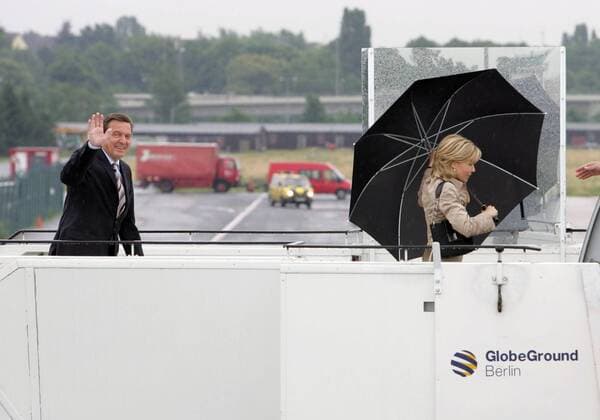 Bundeskanzler Gerhard Schroeder, SPD , und seine Frau Doris Schroeder-Koepf steigen in Berlin Tegel in einen Luftwaffen Airbus der sie nach Schottland zum G8 Gipfel in Gleneagles bringt. Berlin, den 06.07.2005 , Berlin Deutchland Copyright: xThomasxImox
