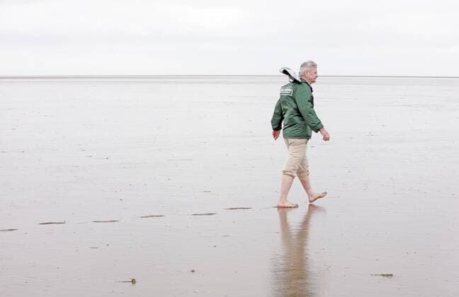 Bundesaussenminister Joschka Fischer , Gruene , machte in Rahmen seiner Wahlkampftour in Westerhever an der Nordsee eine Wattwanderung . Wesrterhever , den 10.08.2005 , Westerhever Deutschland Copyright: xThomasxKoehxlerx