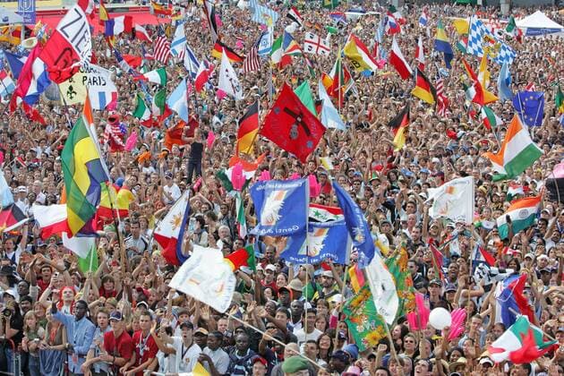 Viele Pilger kamen an den Rhein um der Papast zusehen, wie hier vor dem Dom auf dem Bahnhofsvorplatz. Papst BENEDIKT XVI. besuchte Deutschland , um am XX. Weltjugendtag teilzunehmen. Pope BENEDICT XVI comes to Germany to visit the XX. World Youth Day. Koeln , den 18.08.2005, , , Koeln Deutschland Copyright: xThomasxImox