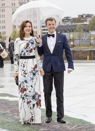 Bilder des Tages 10-05-2017 Norway Guests arrive fort he banquet at the Opera House to celebrate the 80th birthdays of King Harald V and Queen Sonja at Akershus Castle. Princess Mary and Prince Frederik (c) PPE Nieboer OSLO NORWAY  Copyright: xPPE NIEBOERx