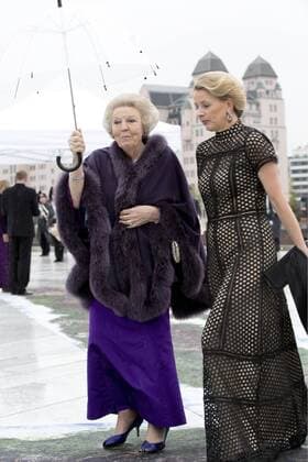 10-05-2017 Norway Guests arrive fort he banquet at the Opera House to celebrate the 80th birthdays of King Harald V and Queen Sonja at Akershus Castle. Princess Beatrix and Princess Mabel (c) PPE Nieboer OSLO NORWAY  Copyright: xPPE NIEBOERx