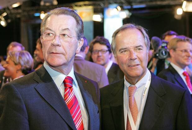 Franz MUENTEFERING (l) , SPD - Vorsitzender , und Dieter STOLTE , ehemaliger Intendant des ZDF , anlaesslich des TV-Duells in Berlin , Adlershof , 04.09.2005. , , Berlin Deutschland Copyright: xLiesaxJohannssenx