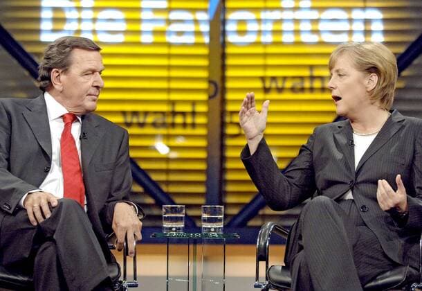 TV Duell Aufzeichnung . Bundeskanzler Gerhard Schroeder , SPD und Unions - Kanzlerkandidatin und CDU Vorsitzende , Angela Merkel. Berlin , 12.09.2005 , , Berlin Deutschland, 2005 Deutschland Copyright: xMDR POOLx