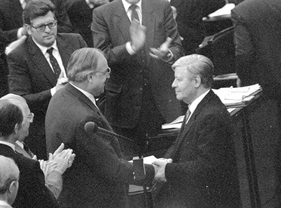 Bundeskanzler Helmut SCHMIDT ( SPD ) gratuliert Helmut KOHL ( CDU ), Fraktionsvorsitzender der CDU CSU , nach dem gewonnenen Misstrauensvotum im Plenum des Deutschen Bundestags. Bonn, den 01.10.1982 , Bonn Deutschland Copyright: xThomasxImox