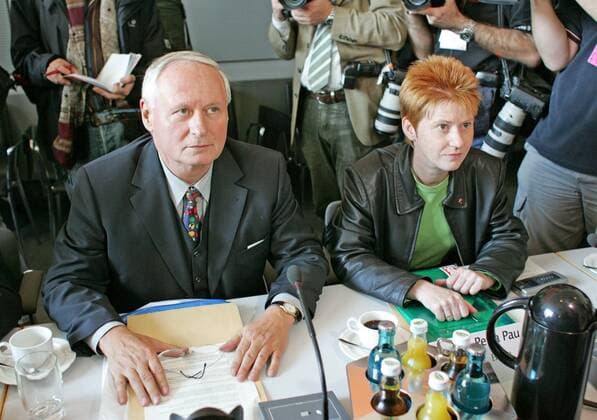 Oskar LAFONTAINE, Fraktionsvorsitzender von der Linkspartei, und Petra PAU, MdB , Die Linke.PDS . Bei der 1. Fraktionssitzung der Linkspartei im Bundestag. Berlin , 23.09.2005, , , Berlin Deutschland Copyright: xThomasxKoehxlerx