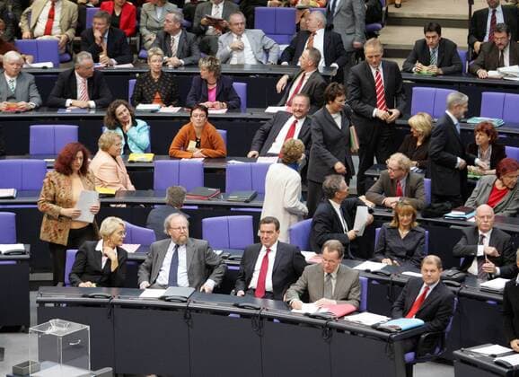 Die SPD - Fraktion im Bundestag bei der konstituierenden Sitzung fuer den 16. Deutschen Bundestag . 1. Reihe: v. l. Susanne KASTNER , Bundestagspraesident Wolfgang THIERSE , Bundeskanzler Gerhard SCHROEDER , SPD , Franz MUENTEFERING , SPD - Parteivorsitzender , Olaf SCHOLZ , 1. Parlamentarischer Geschaeftsfuehrer der SPD-Fraktion . Berlin 18.10.2005 , , , Berlin Deutschland Copyright: xThomasxKoehxlerx