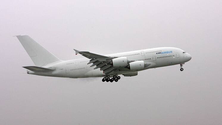 Erster Testbesuch des neuen und weltweit groessten Passagierflugzeugs Airbus A380 am Airport Frankfurt . Frankfurt am Main , 29.10.2005 Frankfurt am Main Deutschland Copyright: xThomasxImox