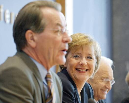 V. l. Franz MUENTEFERING , SPD Parteivorsitzender , Angela MERKEL , CDU Parteivorsitzende und Kanzlerkandidatin , und Edmund STOIBER , CSU , Ministerpraesident von Bayern . F. l. Franz MUENTEFERING , Chairman of the Social Democratic Party (SPD) , Angela MERKEL , Chairman of the Christian Democratic Union (CDU) , and designated Federal Chancellor , and Edmund STOIBER , CSU , Minister-President of Bavaria . Berlin , 12.11.2005 , , , Berlin Deutschland Copyright: xLiesaxJohannssenx