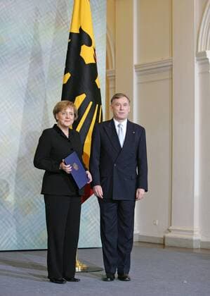 Angela MERKEL , CDU, wird im Schloss Charlottenburg durch den Bundespraesidenten Horst KOEHLER, zur Bundeskanzlerin der Bundesrepublik Deutschland ernannnt, Berlin, 22.11.2005. , Berlin Deutschland Copyright: xUtexGrabowskyx