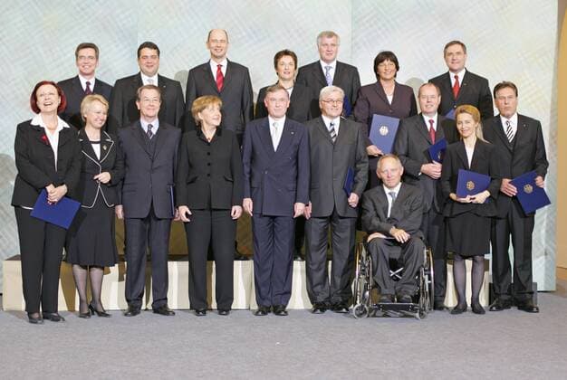 v.l.hinten: Thomas de MAIZIERE ,Kanzleramtsminister, Sigmar GABRIEL, Umwelt, Wolfgang TIEFENSEE, Verkehr, Brigitte ZYPRIES, Horst SEEHOFER, Ulla SCHMIDT, Franz Josef JUNG, Verteidigung, vorne: Heidemarie WIECOREK-ZEUL, Annette SCHAVAN, Franz MUENTEFERING, Angela MERKEL, Horst KOEHLER , Frank Walter STEINMEIER, Wolfgang SCHAEUBLE, Peer STEINBRUECK, Michael GLOS, Berlin 22.11.2005. , Berlin Deutschland Copyright: xUtexGrabowskyx